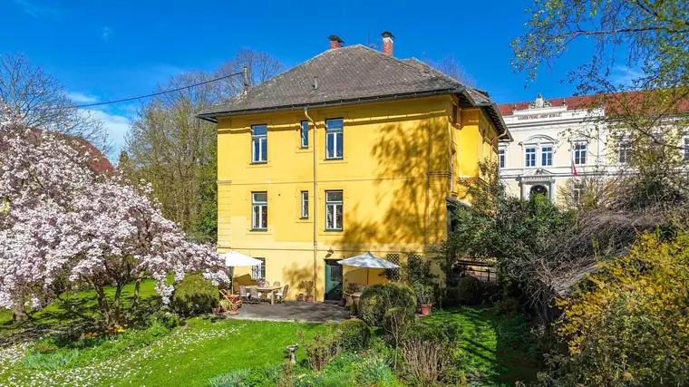 Jahrhundertwende-Juwel: Jugendstil-Stadthaus mit privatem Park.