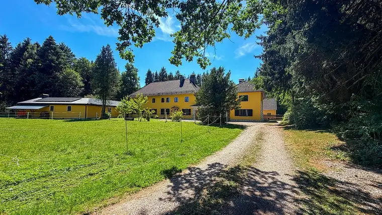 Land &amp; Gut: Arrondiertes Gut in städtischer Alleinlage in Gmunden