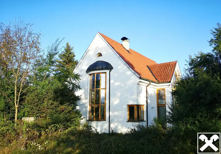 Moderne Immobilie mit außergewöhnlicher Architektur, schönen Garten und viel Sonne in Maria Elend