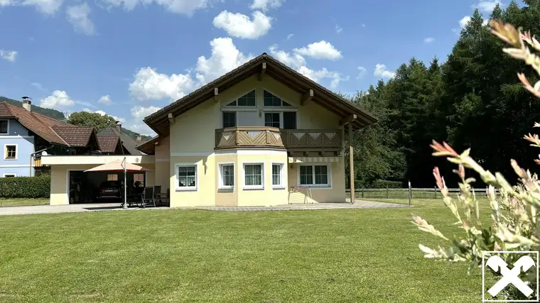 Neuwertiges Wohnhaus in der Künstlerstadt mit riesigem Garten
