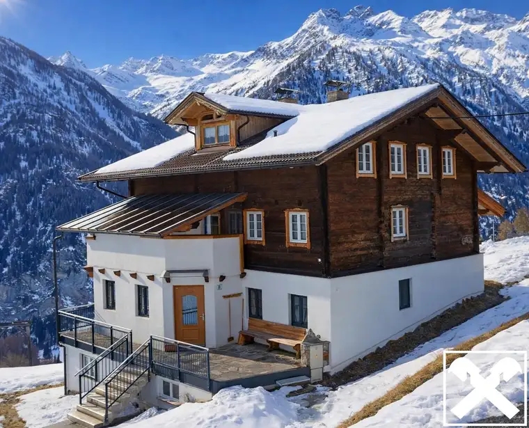 Bauernhaus mit Chalet und Nebengebäude in den Alpen am Fuße des Großglockner