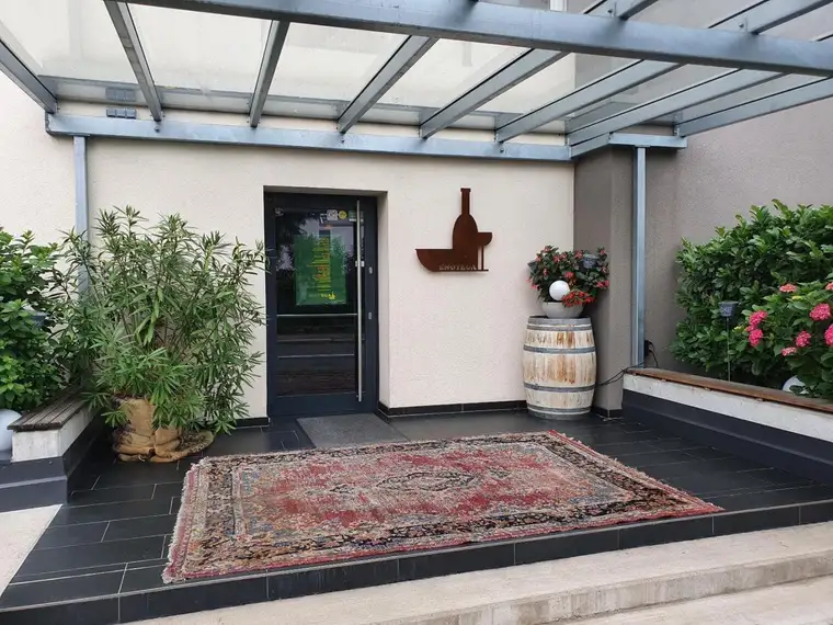 Trendiges Innenstadtlokal mit großem Gastgarten, Villach Zentrum