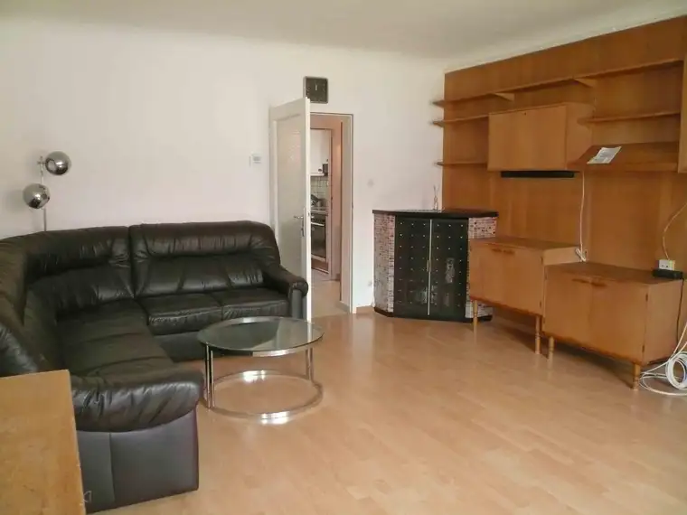 MÖBLIERTE DREIZIMMEREWOHNUNG IM STADTZENTRUM FISCHAMEND
