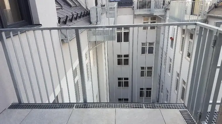 RUHIGE / HELLE DACHTERRASSENWOHNUNG BEIM AUGARTEN / KARMELITER MARKT !