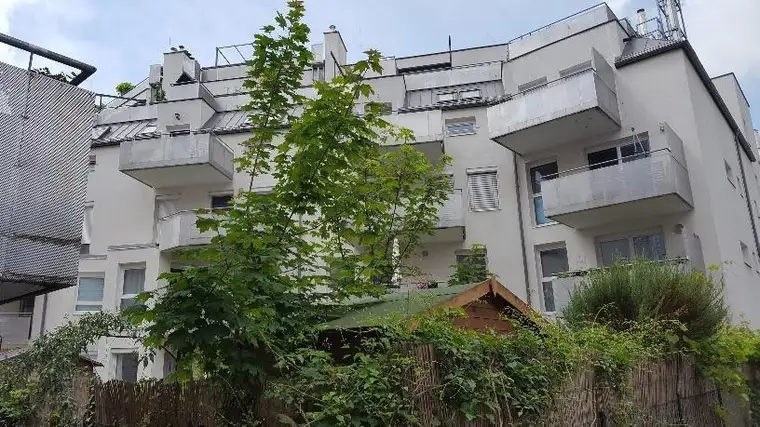 RUHIGER BALKON-NEUBAUHIT IN STOCKERAUER ZENTRALER TOPLAGE / SCHNELLBAHN NÄHE ! !