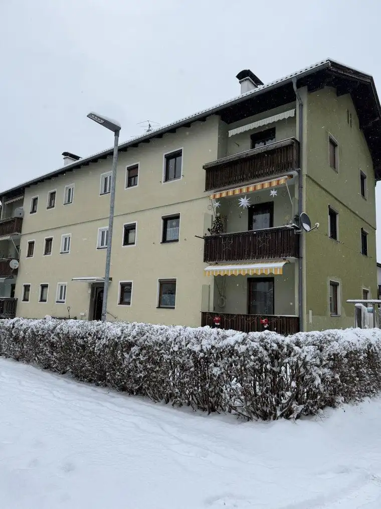 VOLDERS - Sonnige, renovierungsbedürftige 3 Zi.-Wohnung mit Balkon und eigenem Gartenanteil zum Verkauf