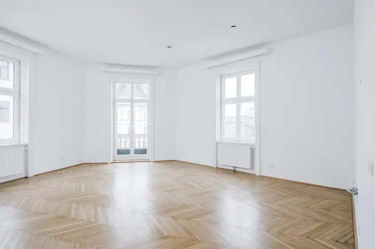 Familienfreundliche 5-Zimmer-ALTBAUWOHNUNG mit kleinem BALKON