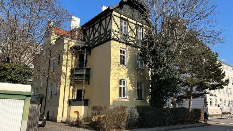 Altbauwohnung mit Erkerbalkon und Gemeinschaftsgarten im Zentrum