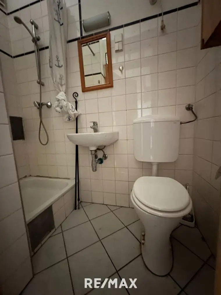 kleine 1-Zimmer Altbauwohnung mit Sanierungsbedarf