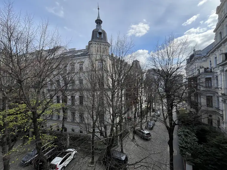 MARGARETENHOF: Sanierte und sonnige 5-Zimmer-Altbauwohnung mit 4 m² Erker unbefristet zu mieten in 1050 Wien