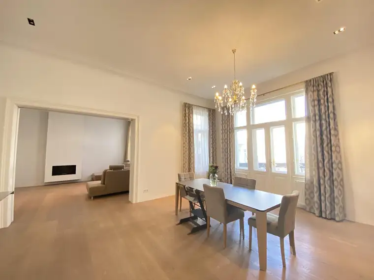 Großzügige, sanierte Altbauwohnung mit Balkon, Stellplatz und Weinkeller im Botschaftsviertel - zu kaufen in 1040 Wien