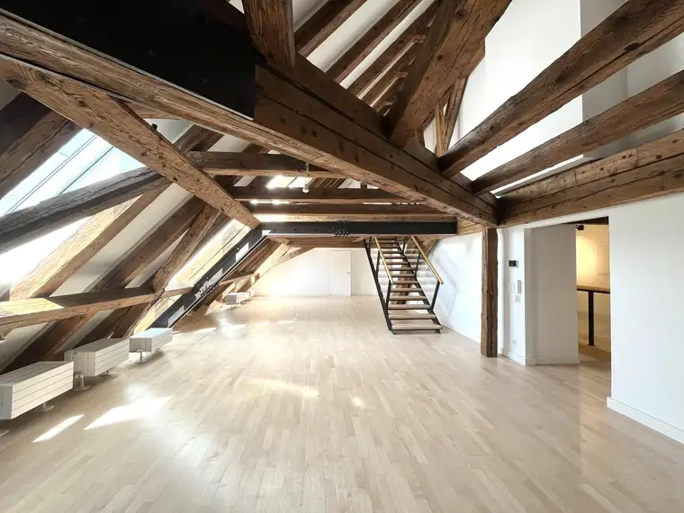 Außergewöhnliche Dachgeschoß-Maisonette nahe Kärntner Straße zu mieten in 1010 Wien