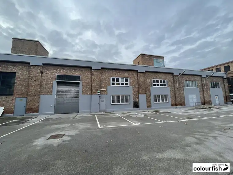 Flexible Erdgeschoßfläche in ehemaligem Fabriksgebäude