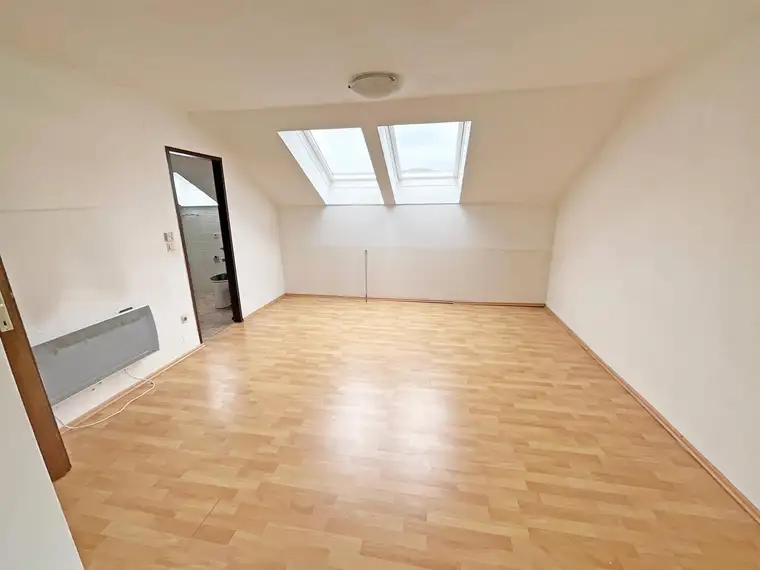 Günstige Dachgeschosswohnung mit Küchenmöbeln