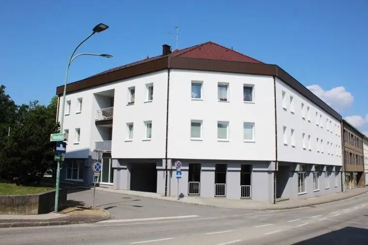 Geschäftslokal mit großer Schaufensterfront zu vermieten