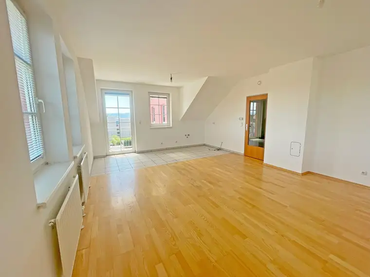 Dachgeschoßwohnung 3-Zimmer mit Balkon inkl. Garagenplatz
