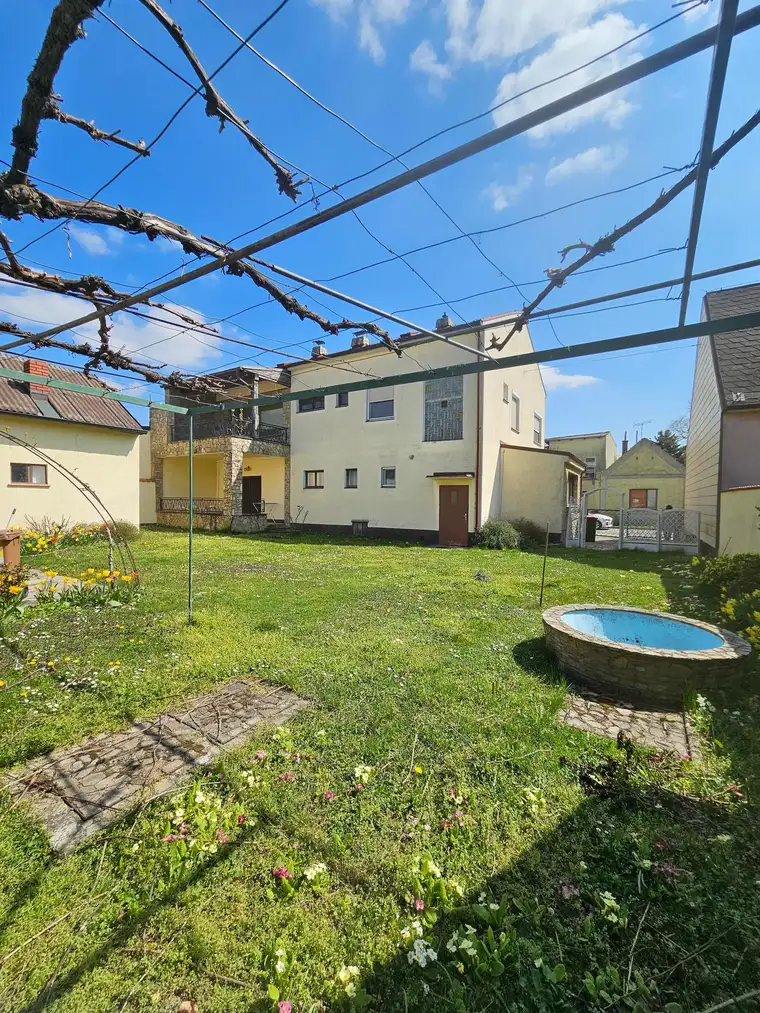 ÄLTERES WOHNHAUS MIT ZWEIFAMILIENEIGNUNG
