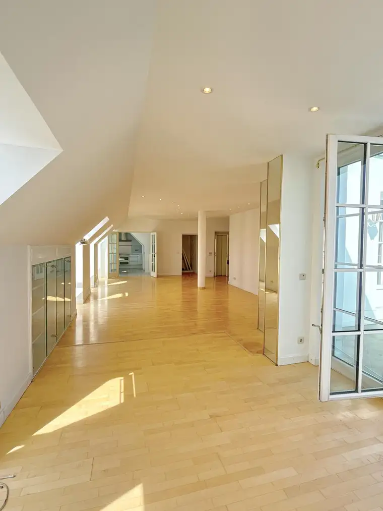 Dachgeschossmaisonette ~ großer Wohnbereich und Terrasse ~ Lift in die Wohnung