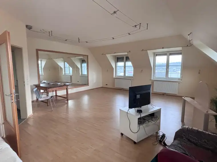 Monteurunterkunft mit 6–7 Zimmern, Terrasse und Parkplätzen direkt vor der Türe 
