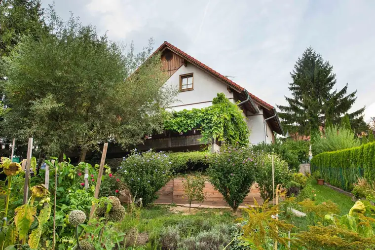 Einfamilienhaus mit idyllischem Garten und Blick ins unverbaubare Grüne