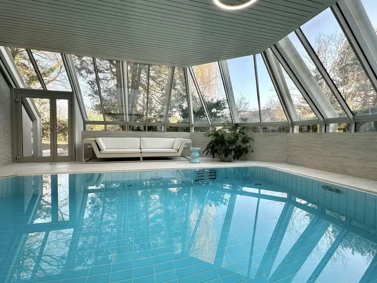 Große Villa mit gartenseitiger Poolhalle in Mauer