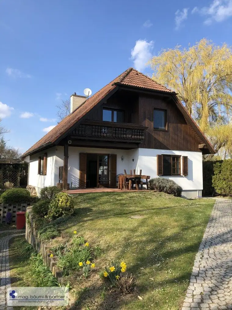 Ein Haus für Gartenliebhaber mit Feuerstelle, Schwimmteich und Laube