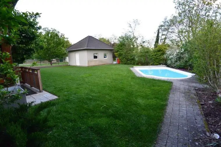 Großzügiges Einfamilienhaus mit 5 Zimmer inkl. Pool und schönen Garten auf ca. 670 m² Grund!