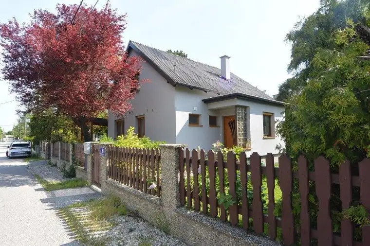 Den Sommer im eigenen Haus mit ruhigem Garten genießen!