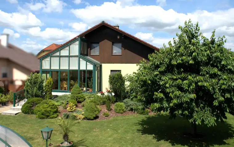 Familienidylle im Grünen – 846 m² Grund, 6 Zimmer auf 155 m², Pool, Garage, Keller im Bezirk Baden!