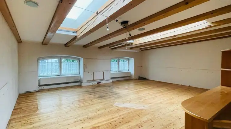 Loftartiges, vollklimatisiertes Büro mit großen Lagerbereich!