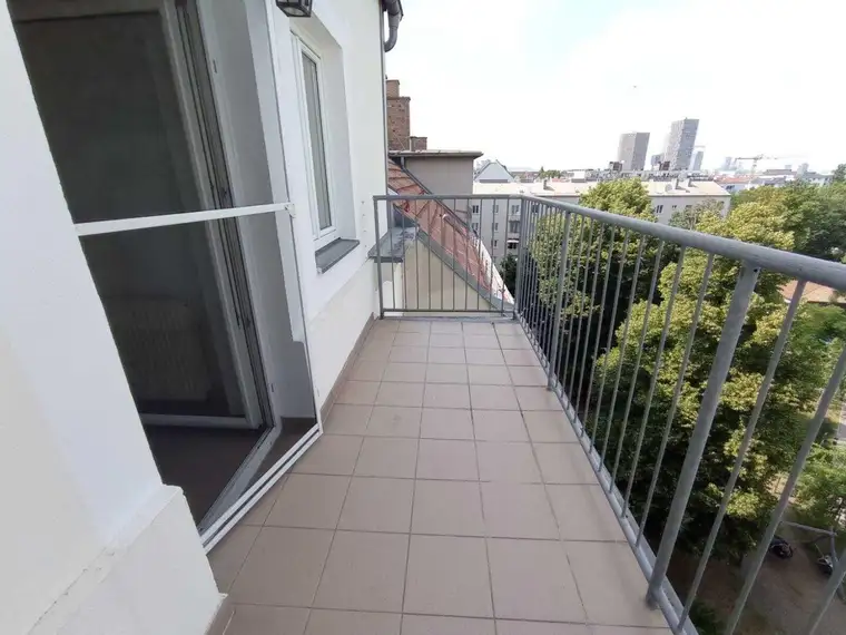 Moderne, sehr helle Dachgeschosswohnung mit sonnigem Balkon - 2er WG-tauglich - vis a vis U3 Station Enkplatz gelegen!