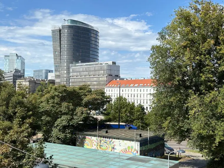 repräsentative 4er WG in Alt-Etage - direkt hinter der Urania gelegen!