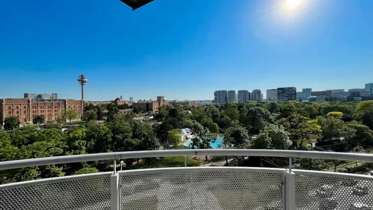 Beeindruckende Architektur! Dachmaisonette mit luftigem Wohnzimmer und Galeriezimmer, sowie mit zwei Terrassen - Blick über den Schweizer Garten! KLIMA vorhanden