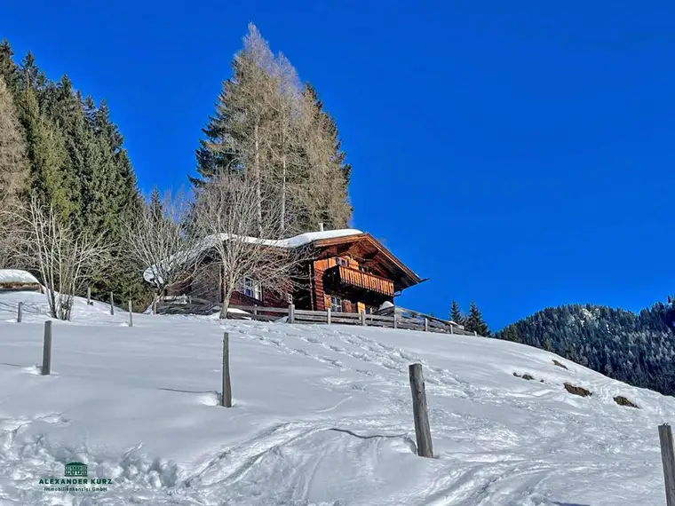 Skihütte mit Zu- und Abfahrt zur Piste