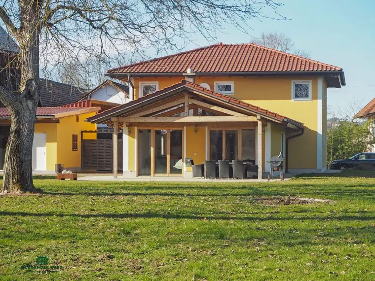 Landhaus mit großem Grundstück und Nebengebäuden, Nähe Braunau