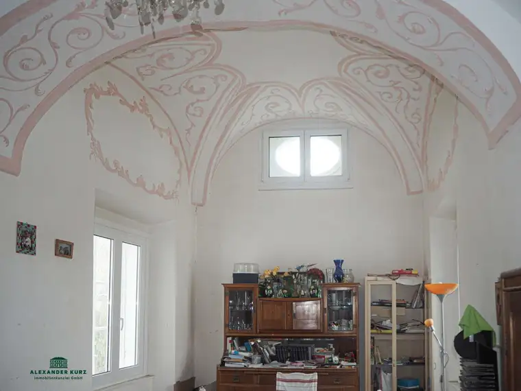 Historisches Herrenhaus mit Nebengebäuden in schönster Alleinlage in NÖ