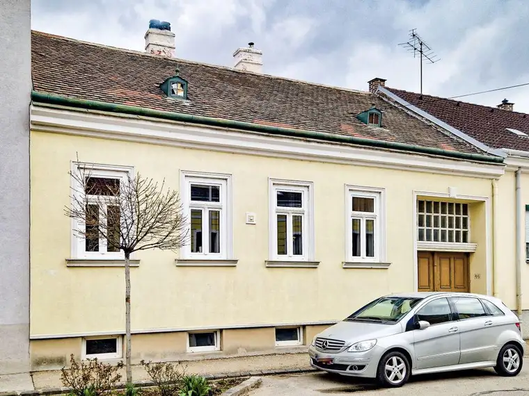 JAHRHUNDERTWENDE-STADTHAUS MIT GROßEM POTENTIAL NUR 5 GEHMINUTEN VOM BAHNHOF HOLLABRUNN