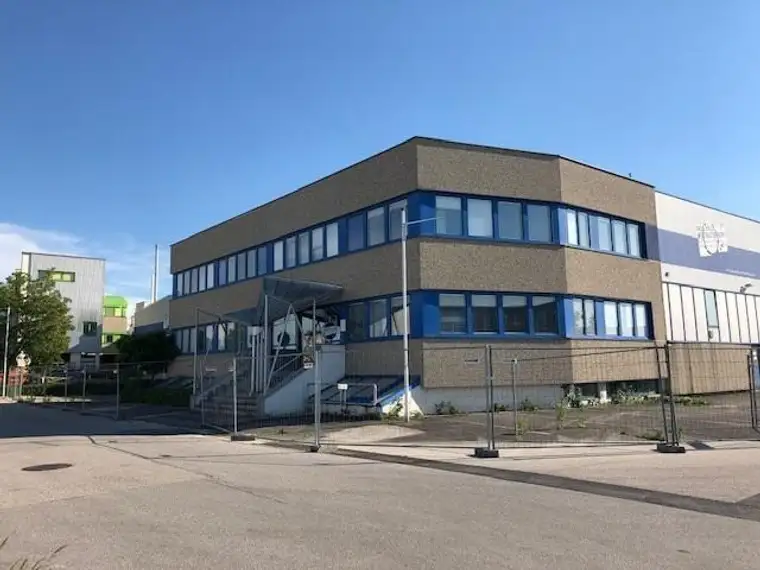 Gewerbeobjekt bestehend aus 2 Hallen verbunden und Büro und 460 m2 Büro. weitere 7000 m2 auf Anfrage verfügbar