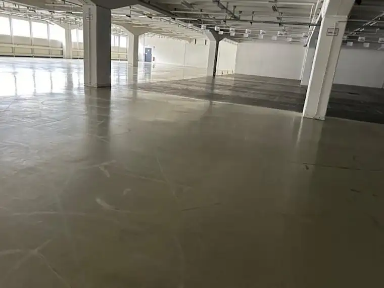 Halle im 2. Stock mit Betriebsbauwidmung im HAFEN 500 bis 1800m2 mit Lastenlift und oder bis zu 500 m2 Geschäftsfläche und Halle ebenerdig
