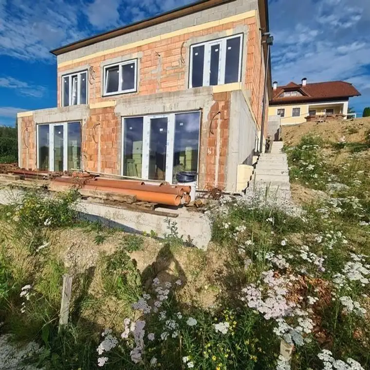Belagsfertiges Ziegelhaus (Edelrohbau) mit 67m2 Wohn/Essbereich - mit großem Grundstück, eventuell abtrennbar