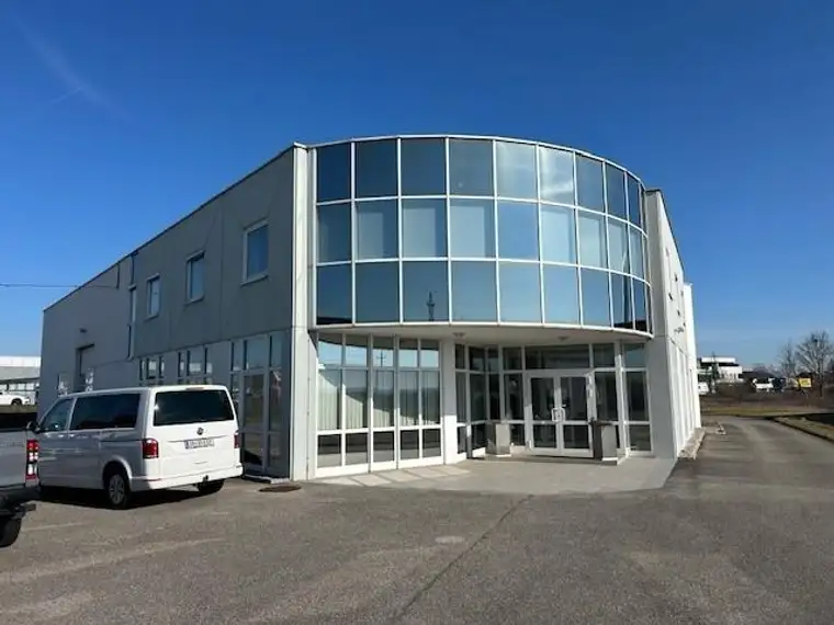 Halle und schöne Büroräume mit Galerie und viele Parkplätze direkt an der B 1