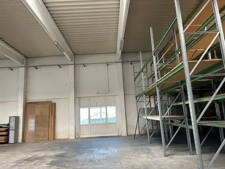 Halle und schöne Büroräume mit Galerie und viele Parkplätze direkt an der B 1