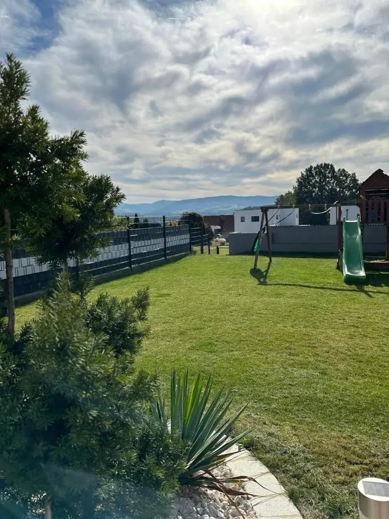 Doppelhaushälfte mit tollem Ausblick ins Gebirge