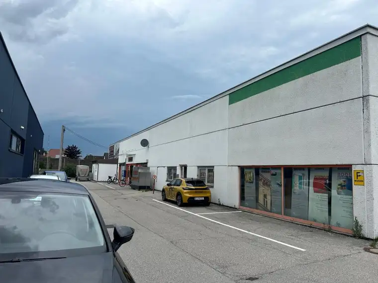 Halle und Büro mit Geschäftsflächenwidmung nahe B 1 8.50 Meter hoch