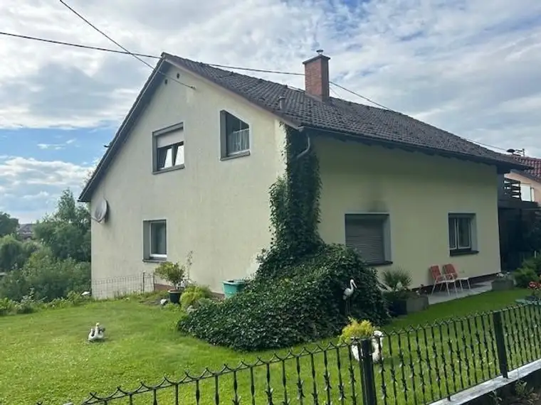 2 bis 3 Familienhaus mit Vollkeller, mit 4 Garagen, Brunnen und Werkstatt - sehr viel Wohnraum- 4 Bäder