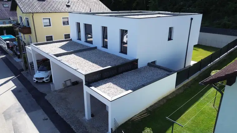 Neu gebaute Doppelhaushälfte mit großem 3fachcarport in beliebter Siedlung
