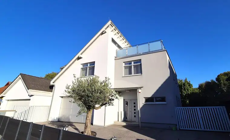Exklusives Einfamilienhaus – modernes Design und hochwertige Innenausstattung, Pool mit Liegebereich, Weinkeller und Doppelgarage!