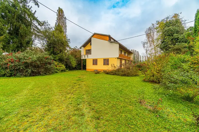 Grundstück in bevorzugter Lage, bebaut mit sanierungsbedürftiger Pension, aber mit VIEL POTENZIAL