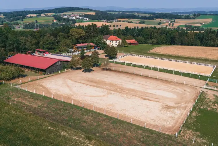 Exklusive Reitanlage mit laufendem Einstellbetrieb in idyllischer Lage