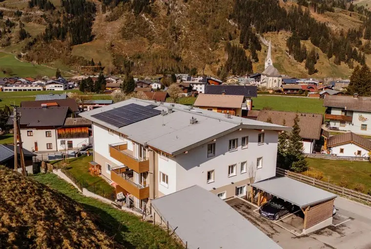 Helle 2- Zimmer-Neubauwohnung mit Carportparkplatz